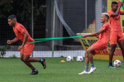 Jonathan Perlaza y Byron Castillo en uno de los entrenamientos de Barcelona.
