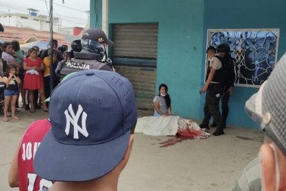 En el portal de esta vivienda quedó tendido Cristhian Toledo.