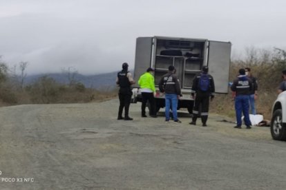 Sobre la polvorosa y solitaria vía yacía el cadáver.
