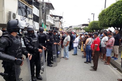 Vigilantes resguardaron la dependencia policial en Salitre, tras la detención de los sospechosos.
