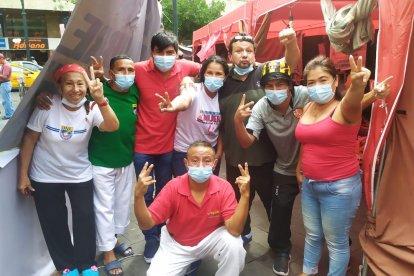 En la manifestación empezaron 12 personas, pero terminaron 8.