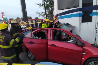 Durán: Choque entre un auto y un bus dejó dos muertos y tres heridos.