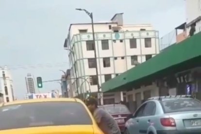 Instante en que el involucrado le arrebata el dispositivo al pasajero del taxi.