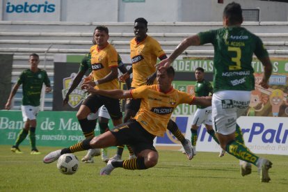 Michael Hoyos luchando con la defensa de Orense.