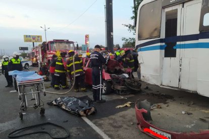 El auto rojo conducido por Luis Unapucha y en el que también viajaba Rosa Méndez se incrustó contra un bus.