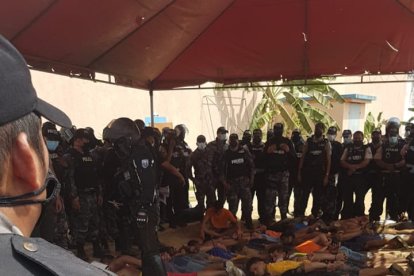 La requisa se realizó la mañana del domingo. Los reclusos fueron sacados de sus celdas.