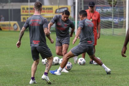 Barcelona volvió a los entrenamientos esperando el partido de Copa Libertadores.