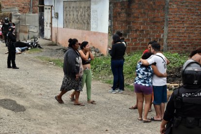 Ronald Alfredo Lindao Asqui iba en una moto cuando fue emboscado por otros motorizados.