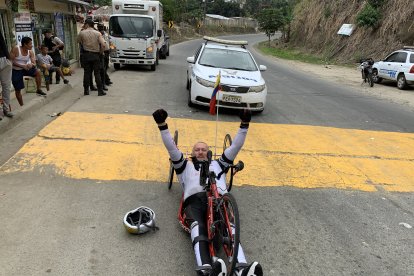 Esteban Ortiz, en un descanso en el sector de La Punta, en su ruta desde Mompiche, Esmeraldas, hacia Pedernales, en Manabí.