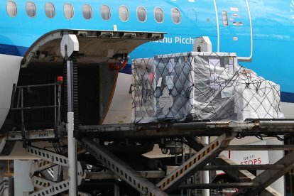 Fotografía de la llegada de un cargamento con más de 100.000 vacunas contra la Covid-19 donadas por España hoy, en el aeropuerto internacional Mariscal Sucre, en Quito.EFE