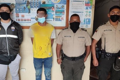 El individuo atacó con un revólver al tipo que agredía a su esposa. Fue acusado de tentativa de asesinato.