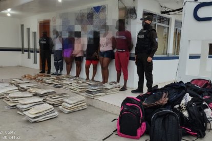 La droga y lños sospechosos detenidos por transportarla.