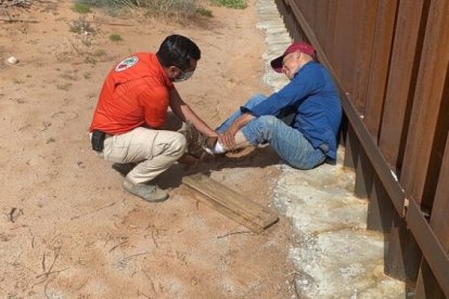El hombre permaneció inmovilizado al pie del muro del cual cayó al intentar atravesarlo.