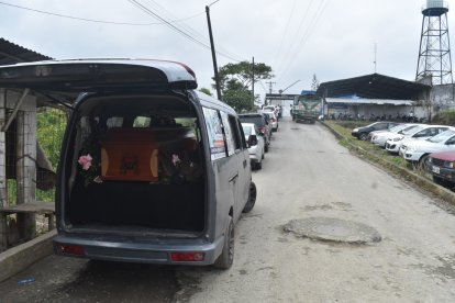 El papá de la fallecida pidió que le lleven el ataúd a Santo Domingo, donde guarda prisión.