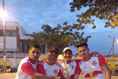 Locos por el Vóley, el campeón del torneo de ecuavóley.