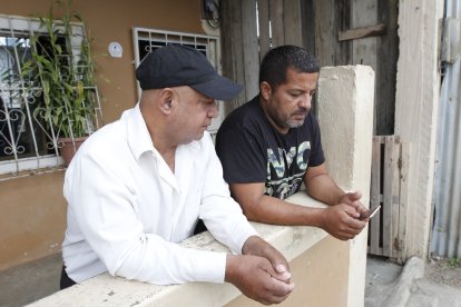 José Giler y su yerno Javier Castañeda esperan noticias positivas.