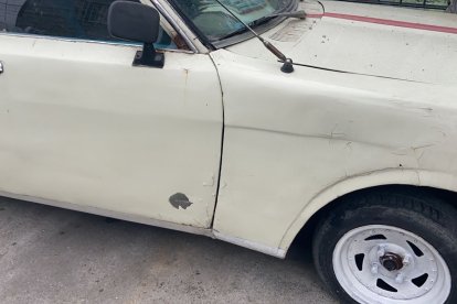 Algunos vehículos que estaban parqueados en el sector sufrieron daños por las balas.