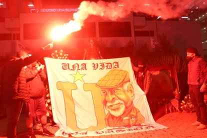 Simpatizantes rinden homenaje a Rodrigo Paz.