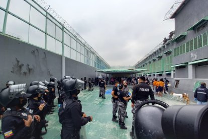 Bajo estricto control y vigilancia policial se desarrolla la vacunación de reos de la cárcel de Guayaquil.