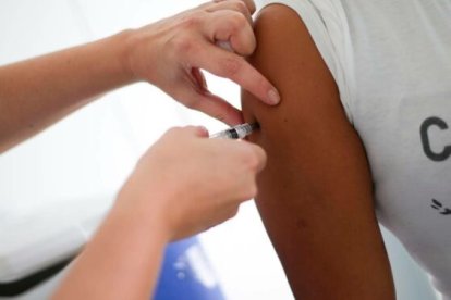 La vacunación en Latinoamérica avanza a paso lento, dice la OPS.