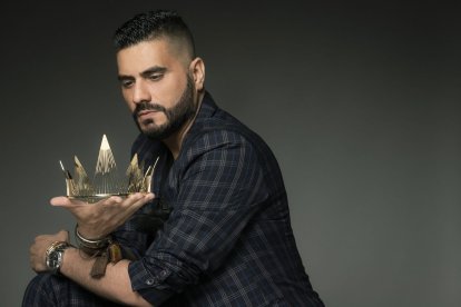 Nino mostrando la corona más cara del Miss Ecuador.