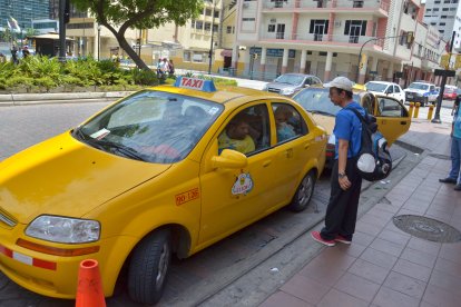 Archivo. Los taxis amarillos ayer ofrecían el servicio compartido, como hasta el miércoles pasado lo hacían las taxirrutas, hacia el cantón Durán.