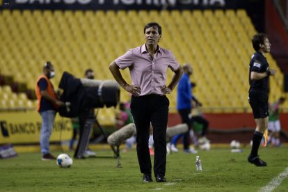 Fabián Bustos DT de Barcelona y su camisa color palo de rosa.