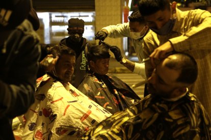 Los ‘clientes’ se quedan contentos luego del corte de cabello. En algunos, que no se han cuidado, esta labor toma hasta una hora.