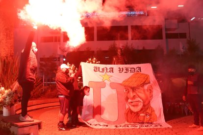 Amigos e hinchas de Liga de Quito en el adiós a Rodrigo Paz en el estadio universitario.