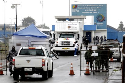 En el primer filtro de la cárcel de Cotopaxi existe un contingente militar que brinda resguardo.