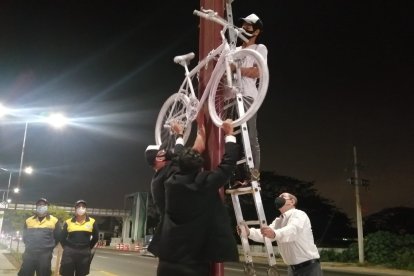La bicicleta fue puesta como homenaje al ciclista fallecido.
