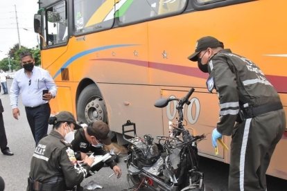 Un familiar de la víctima se arrodilla junto a ella a llorar la tragedia.