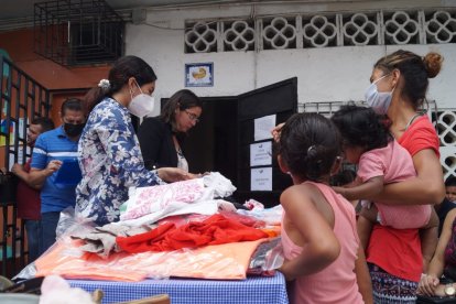 Funcionarios y voluntarios entregan los artículos a las familias necesitadas
