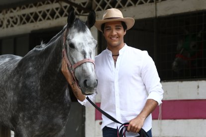 En su outfit dominical no puede faltar sombrero para cabalgar