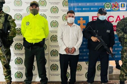 El detenido fue presentado con el traje que usaba para su boda.