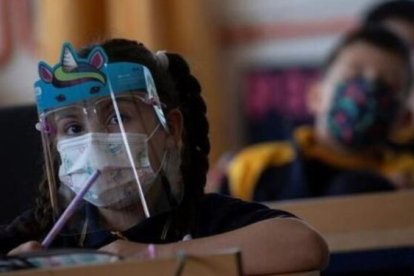Escolares mexicanos vuelven a las aulas en forma presencial.