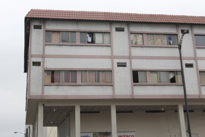 Desde la ventana izquierda, del tercer piso, 'voló' el extranjero.