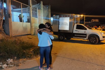 Los deudos se abrazaban entre sí buscando consuelo a su dolor.