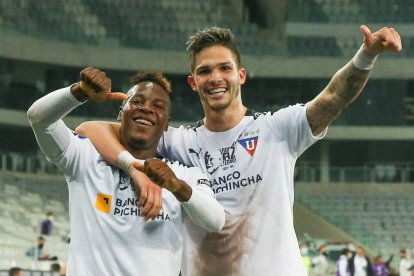 Julio y Amarilla en el festejo de sus goles, con la camiseta en homenaje a Rodrigo Paz.