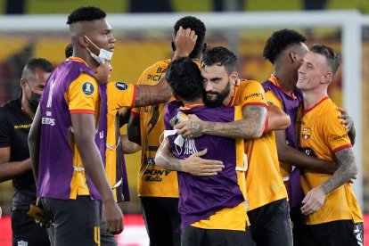 Jugadores de Barcelona celebran al final del partido de los cuartos de final de la Copa Libertadores entre Barcelona SC y Fluminense en el estadio Monumental.