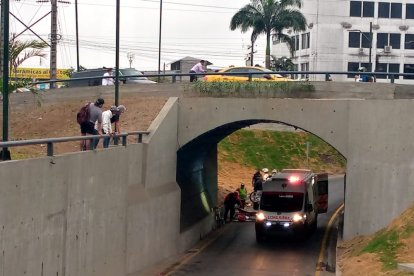 Paramédicos dan los primeros auxilios al herido.