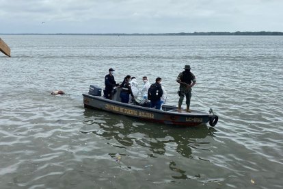 Pescadores hallaron el cuerpo que andaba a la deriva en el mar.