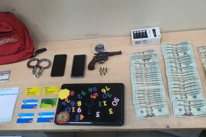 Arma, dinero, atrjetas y equipos electrónicos fueron incautados al sospechoso