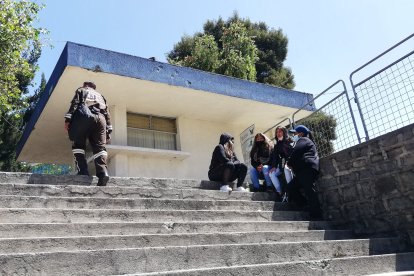 Los familiares consternados afuera del Departamento de Medicina Legal; arriba, la víctima.