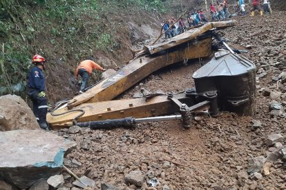 La máquina quedó destruida y su operador bajo toneladas de tierra.