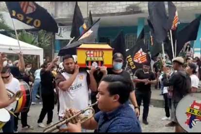 Bryan fue sepultado en su natal Babahoyo y el féretro tenía los colores de su equipo.