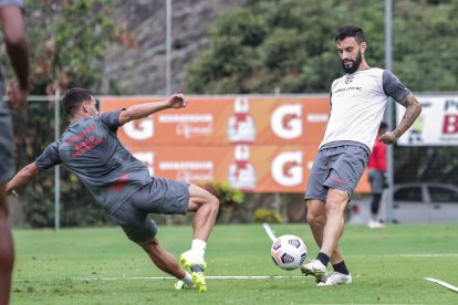 Emmanuel Martínez y Gonzalo Mastriani de Barcelona, listos para el encuentro ante Liga de Quito.
