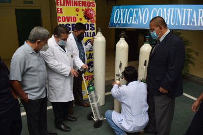 Médicos revisan y explican los cuidados y funcionamiento de los tanques de oxígeno.