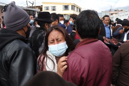 Una pariente de los fallecidos lloraba afuera de la morgue de Machachi, capital del cantón Mejía.