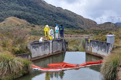 Desde la mañana, técnicos de la Empresa de Agua Potable realizan la limpieza de la zona afectada.